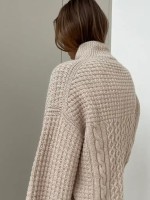 Вязаный свитер с вафельным узором и косами