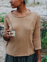 Женский пуловер спицами со спущенным плечом