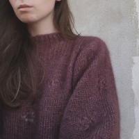 Вязаный пуловер спицами с рукавами баллон