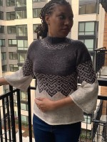 Жаккардовый пуловер спицами с круглой кокеткой