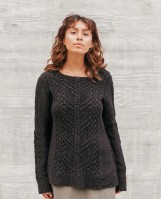 Женский пуловер спицами с арановыми узорами