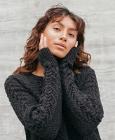 Вязаный спицами пуловер с арановыми узорами