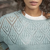 Пуловер с ажурным узором связанный спицами