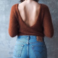 вязаный спицами пуловер