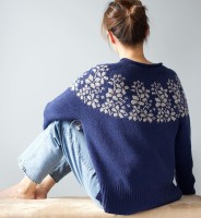 Вязаный спицами пуловер с цветами