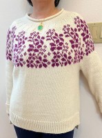 Вязаный пуловер с цветами