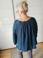 Женский пуловер с шишечками спицами