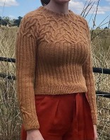 Женский пуловер с косами на круглой кокетке
