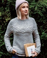 Женский пуловер спицами сверху с аранами на кокетке