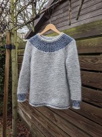 Женский пуловер с мозаичной кокеткой