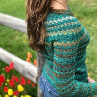 Вязаный спицами женский пуловер с текстурными жаккардовыми узорами