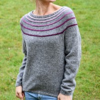 Женский пуловер спицами с латвийской косой
