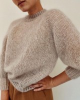 Вязаный пуловер спицами без швов