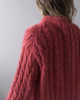Вязаный пуловер с косами