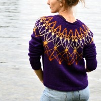 Женский пуловер спицами с градиентным узором