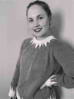 Вязаный спицами женский пуловер с жаккардом