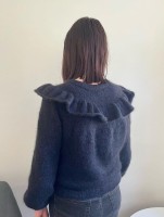 Вязаный спицами пуловер с оборкой