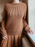 Женский свитер с косами на кокетке