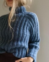 Вязаный свитер резинкой спицами