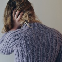 Вязаный свитер спицами