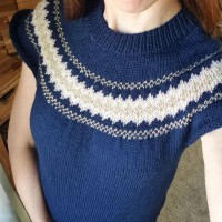 Женский пуловер с круглой кокеткой
