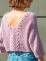 Вязаный спицами пуловер с открытой спинкой