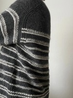 Полосатый пуловер с японским плечом