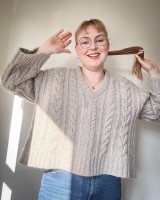 Женский пуловер с косами