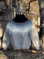 Вязаный свитер спицами
