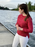 Женский пуловер спицами с удлинённой спинкой
