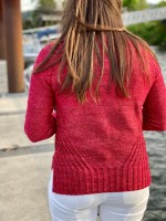 Вязаный спицами пуловер с рантом