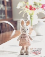 Вязаный спицами кролик в платье