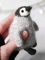 Вязаный спицами пингвин