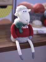 Вязаная спицами овечка в свитере