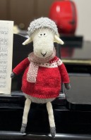 Вязаная спицами овечка в свитере
