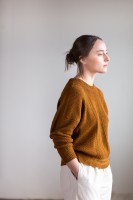 Стильный пуловер, связанный спицами одной деталью