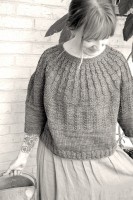 Пуловер, связанный из толстой пряжи спицами одной деталью