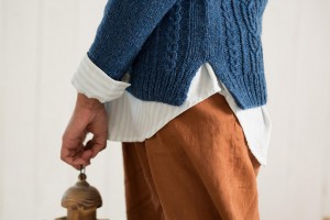 Пуловер из отдельных деталей с разрезами по бокам
