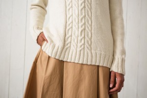 Стильный пуловер с боковыми разрезами, связанный спицами