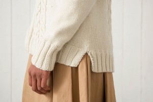 Пуловер, связанный спицами чулочной вязкой