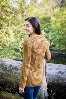 Женский пуловер горчичного цвета, связанный спицами