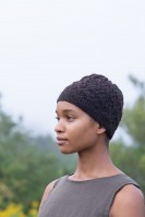 Простая шапка для начинающих, связанная спицами узором из кос и ажура