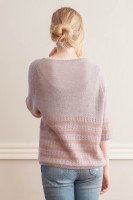 Пуловер, связанный чулочной вязкой с полосками