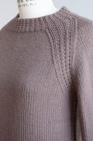 Пуловер с текстурными деталями регланов, связанный спицами
