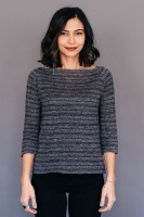Полосатый пуловер прямого покроя, связанный спицами
