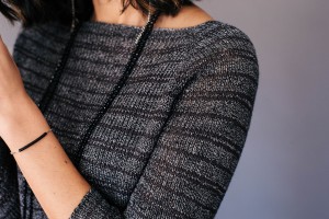 Стильный прямой пуловер, связанный спицами по кругу