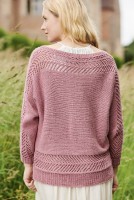 Пуловер с ажурным узором по плечам, связанный спицами