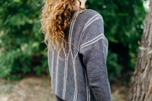 Свободный пуловер, связанный спицами поперек