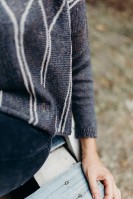 Женский пуловер серого цвета, связанный спицами