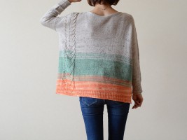 Женский пуловер, связанный с переходом цвета